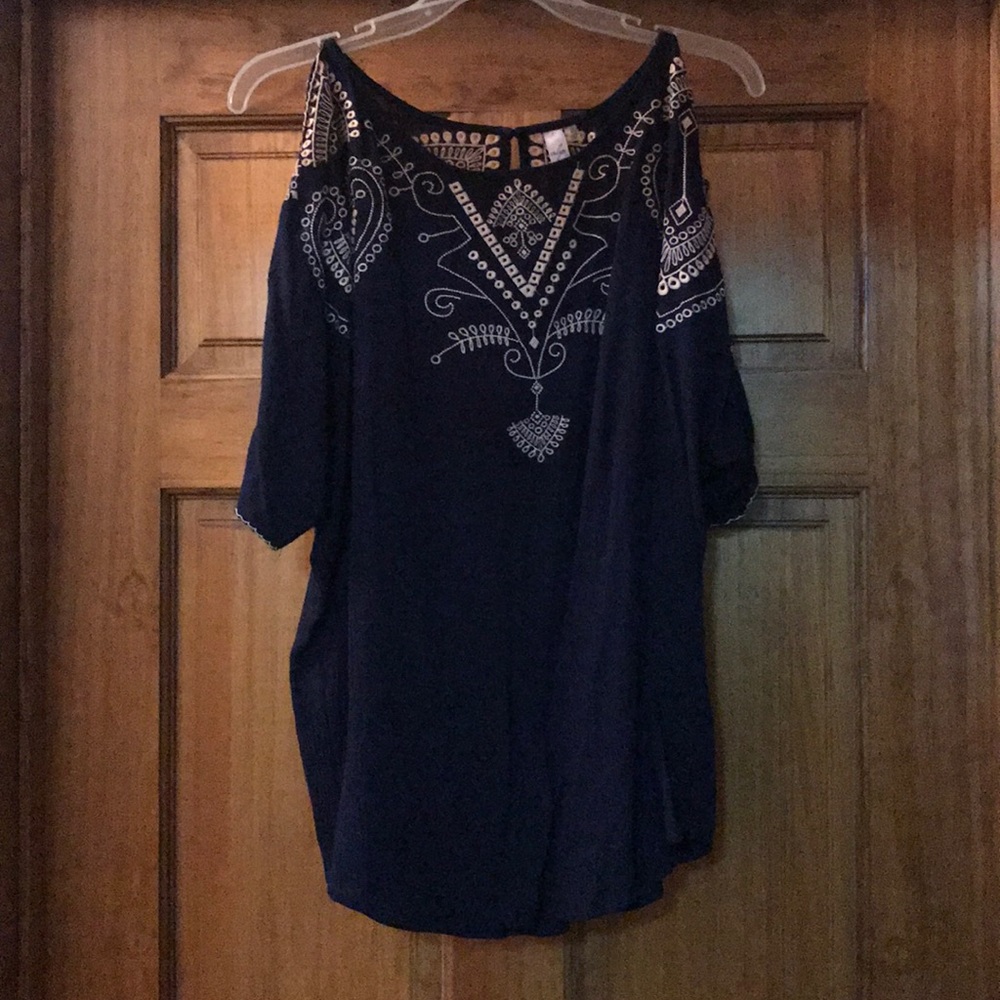 Navy top, detailed threading and sleeve cut out